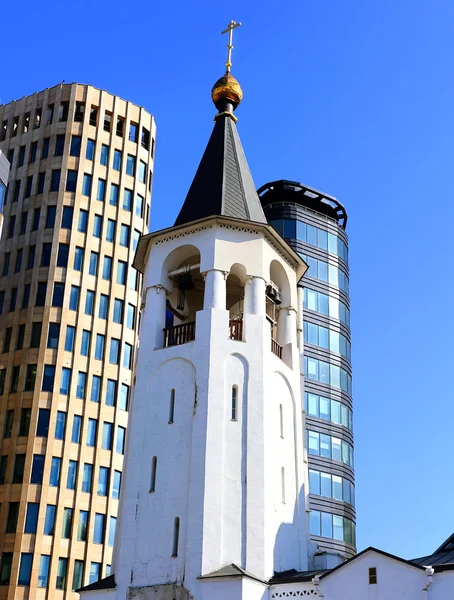 Paesaggio urbano con chiesa — Foto Stock