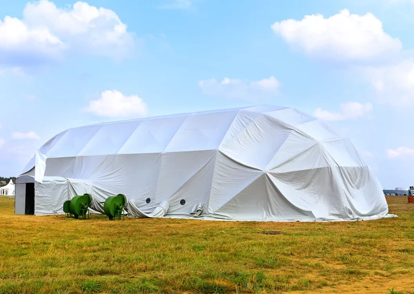 Toldo blanco con equipo de ventilación en el campamento de exposición — Foto de Stock
