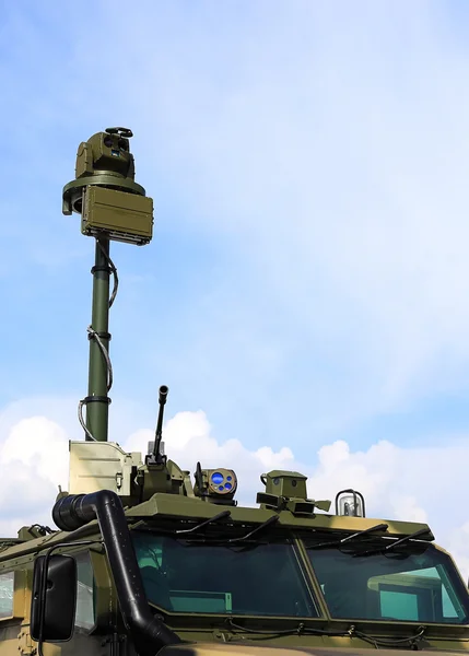 Армейский автомобиль с вооружением и электронно-оптическим устройством (деталь ) — стоковое фото