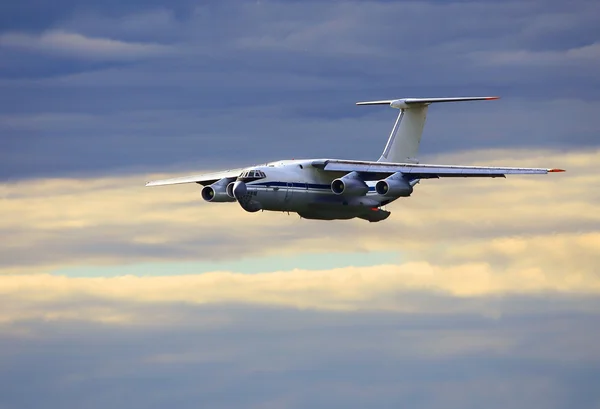 Kargo uçak yaz gökyüzünde — Stok fotoğraf