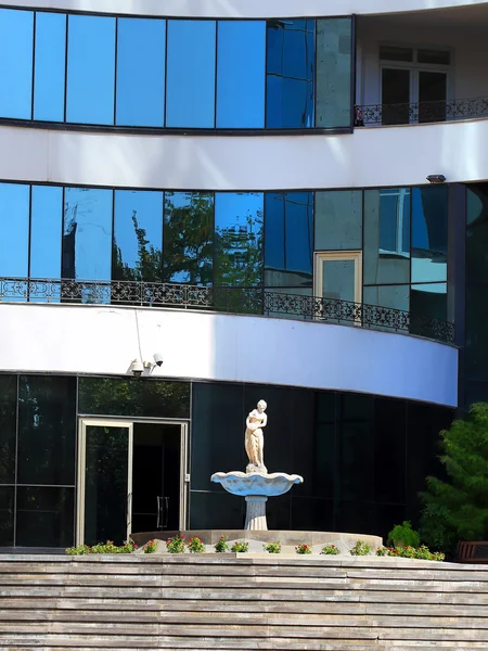 Escultura blanca junto a la entrada del edificio de oficinas — Foto de Stock