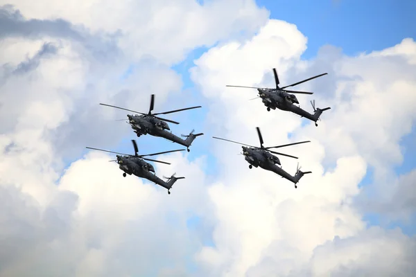 Helicópteros de combate en vuelo — Foto de Stock