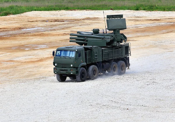 Armes de système de défense anti-aérienne "Pantsir S1" en marche — Photo