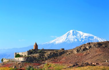 Eski bir manastır ile manzara 
