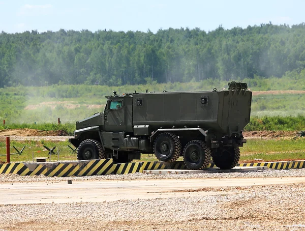 Vehículo de transporte militar en marcha — Foto de Stock