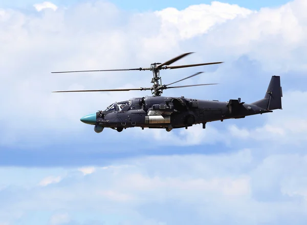 Combat helicopter in flight — Stock Photo, Image