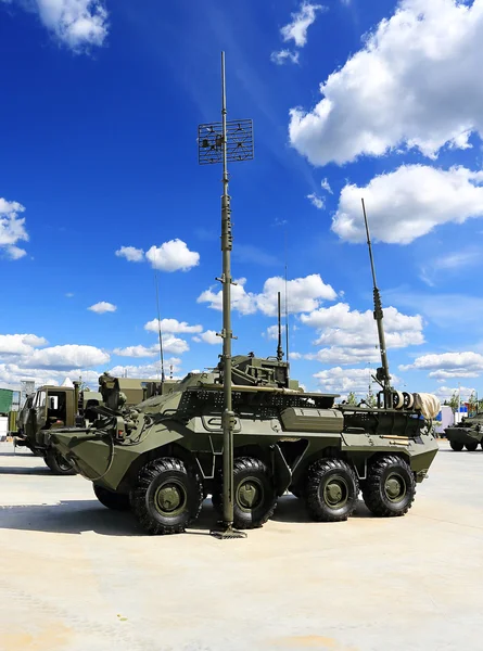 Militärfahrzeug mit Antennen — Stockfoto