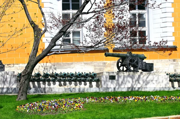 Ancient cannon at the fortress building — Stock Photo, Image