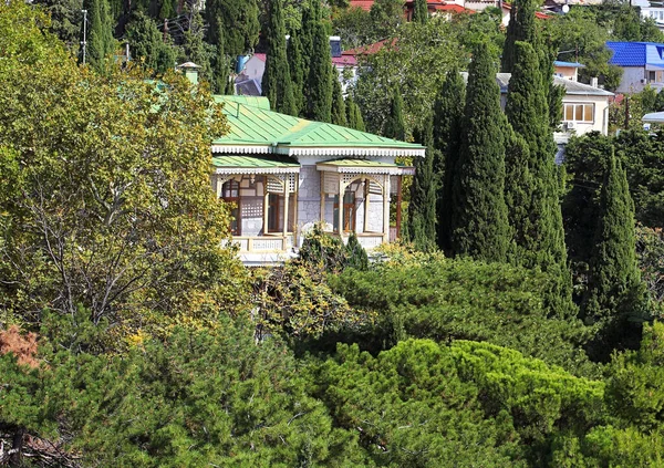 Hus Med Sommarbalkonger Bland Subtropiska Träd — Stockfoto