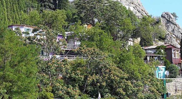 Casa Con Balcones Verano Entre Árboles Subtropicales Ladera — Foto de Stock