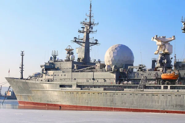 俄罗斯海军现代化船只停泊在海军基地停车场的侧视图 — 图库照片