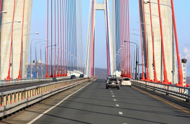 VLADIVOSTOK, RUSSIA - 9 HAZİRAN Kışın Rusya Köprüsü 'nü geçen otoyol - 9 Ocak 2021, Vladivostok