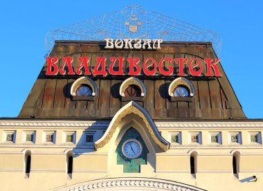 Demiryolu istasyonunun kubbesi hacimsel harflerle yazılan 