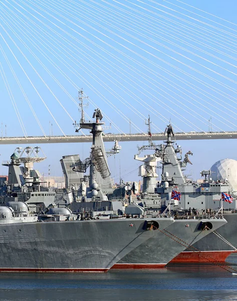 俄罗斯军舰上的海洋和导航设备 无线电台 天线和多功能雷达设施 — 图库照片