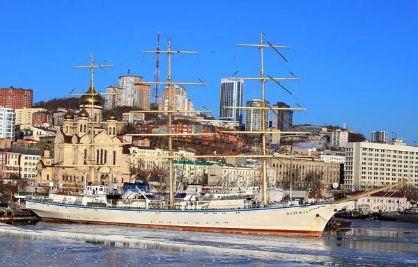 Vladivostok Russia Hazi Ran Direkli Yelkenli Firkateyni Nadezhda Kışın Iskelede — Stok fotoğraf
