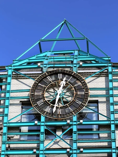 Zegar Uliczny Dużą Rzymską Tarczą Przymocowaną Metalową Ramą Ściany Budynku — Zdjęcie stockowe
