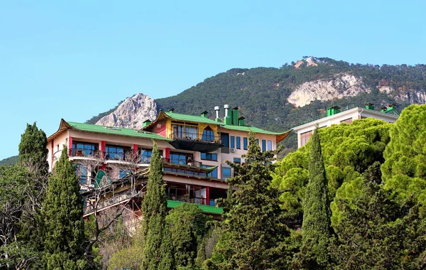 Casa Con Balcones Verano Entre Árboles Subtropicales Sobre Telón Fondo —  Fotos de Stock