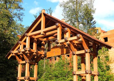 Dekoratif kemer - kahverengi ahşap elementlerden yapılmış bir çubuk yapısı