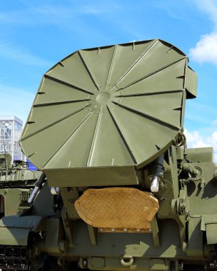 Ana plaka, kendi kendini iten 240 mm 'lik dev havan topu.  