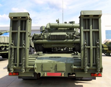 Rus yapımı tank taşımacılığı platformu yürüyüş pozisyonu, dikiz manzarası