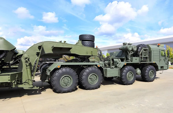 俄罗斯制造的用于坦克运输的重轮平台 与处于行军位置的拖拉机连接 图库图片