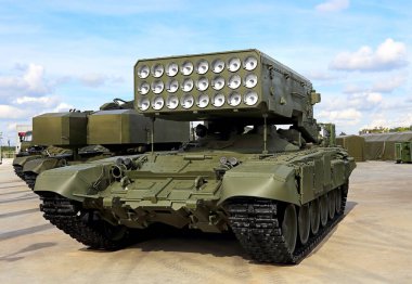 Zırhlı bir şasenin üzerinde 24 kılavuz roketten oluşan bir paket bulunan silah sistemi.