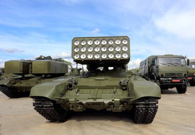 Zırhlı bir şasenin üzerinde 24 kılavuz roketten oluşan bir paket bulunan silah sistemi.