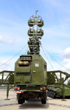 Askeri alan telsizinin mobil noktası kontrol odası ve merceksel antenlerle iletişim kuruyor.