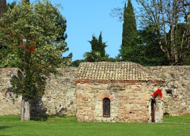 Sekizinci yüzyılda kale duvarının arka planında taş inşa edilmiş.