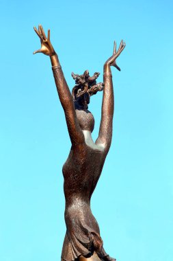 MOSCOW - 17 Haziran 2021 'de Moskova' da kolları havada bir balerinin bronz heykeli