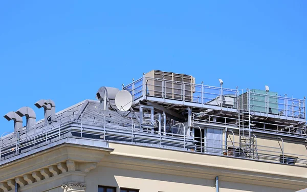 Tubos Escape Unidades Elétricas Outros Dispositivos Ventilação Telhado Edifício Cidade — Fotografia de Stock