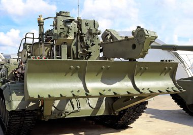 Yüksek güçle çalışan, 203 milimetrelik devasa topçu topu 