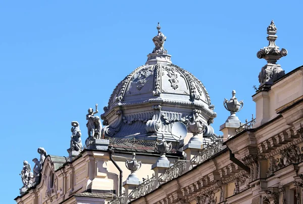 Domo Del Edificio Ricamente Decorado Con Escultura Barroca —  Fotos de Stock