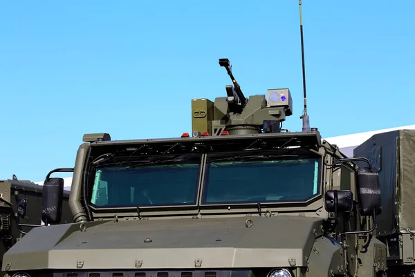 军车车顶装有机枪和电子瞄准具的设施 — 图库照片