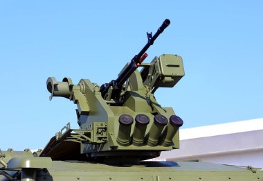 Makineli tüfek ve sis bombası fırlatıcıları olan bir tesis. 