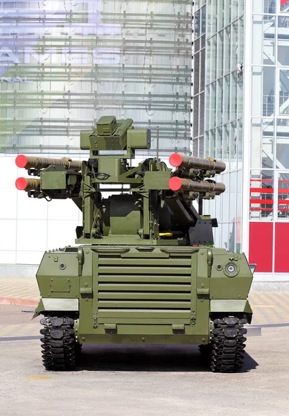 Anti-tank füze sistemi ile donatılmış bir robot (arka görüş))