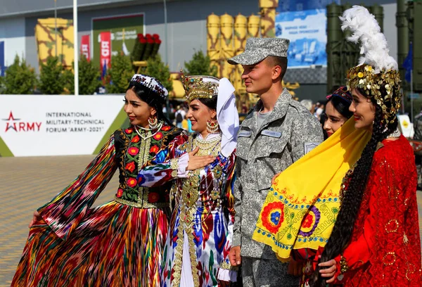Moskau Region August Usbekische Mädchen Der Konzertbrigade Bei Der Militärausstellung — Stockfoto