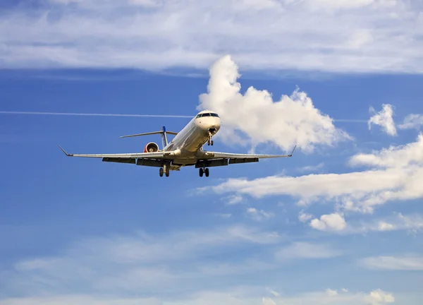 Passenger aircraft landing — Stock Photo, Image