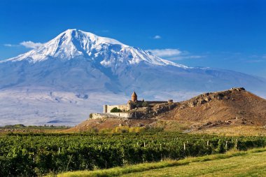 Eski bir manastır ile manzara