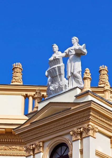 Statue on the building — Stock Photo, Image