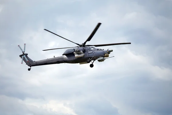 Helicóptero de combate en vuelo — Foto de Stock