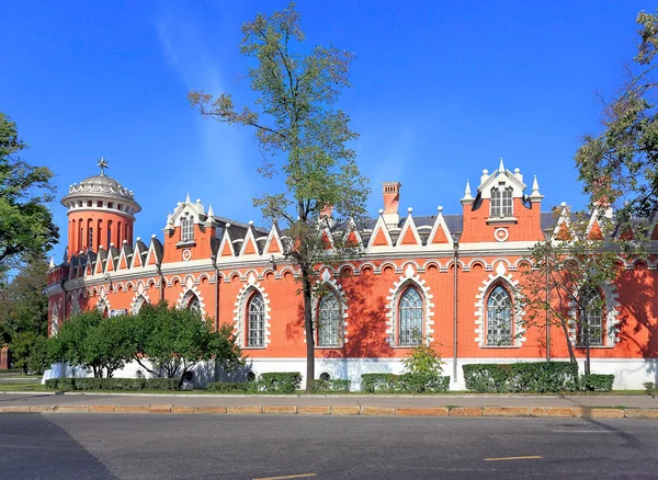 Parede vermelha do Palácio de Viagens Petrovsky em Moscou — Fotografia de Stock