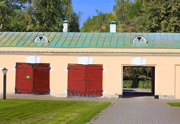 Edificio histórico con puertas —  Fotos de Stock