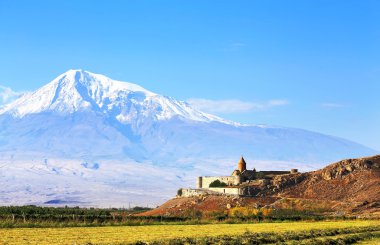 Eski bir manastır ile manzara 