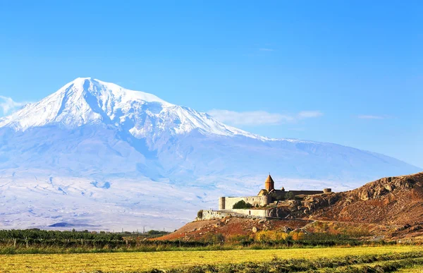 Eski bir manastır ile manzara — Stok fotoğraf