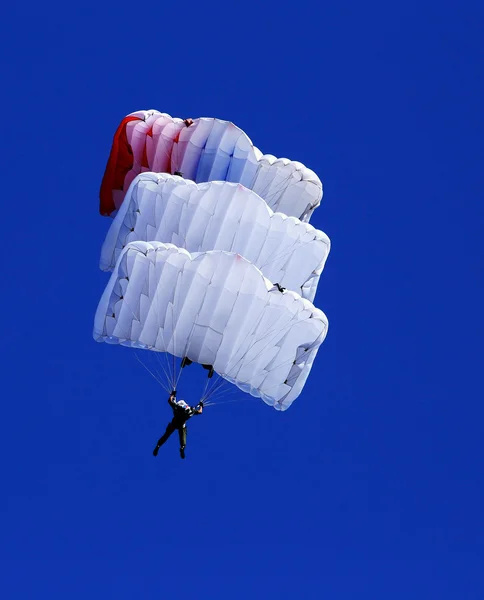 Afdaling door parachute — Stockfoto