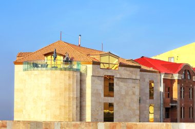 Balkonlu modern bina