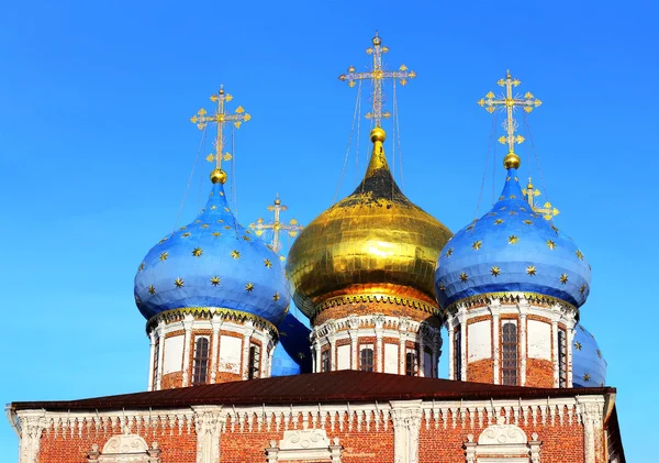 Koepels van de orthodoxe kathedraal — Stockfoto