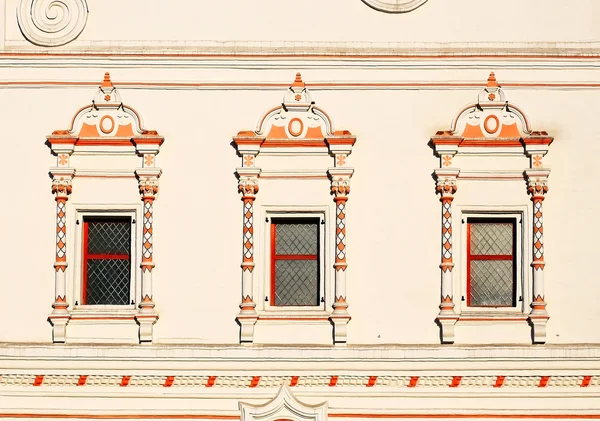 Antigua pared con ventanas —  Fotos de Stock