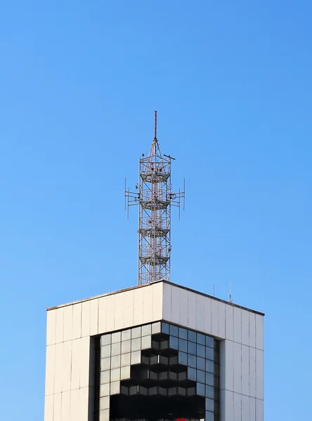 Antenna a tetőn az épület — Stock Fotó